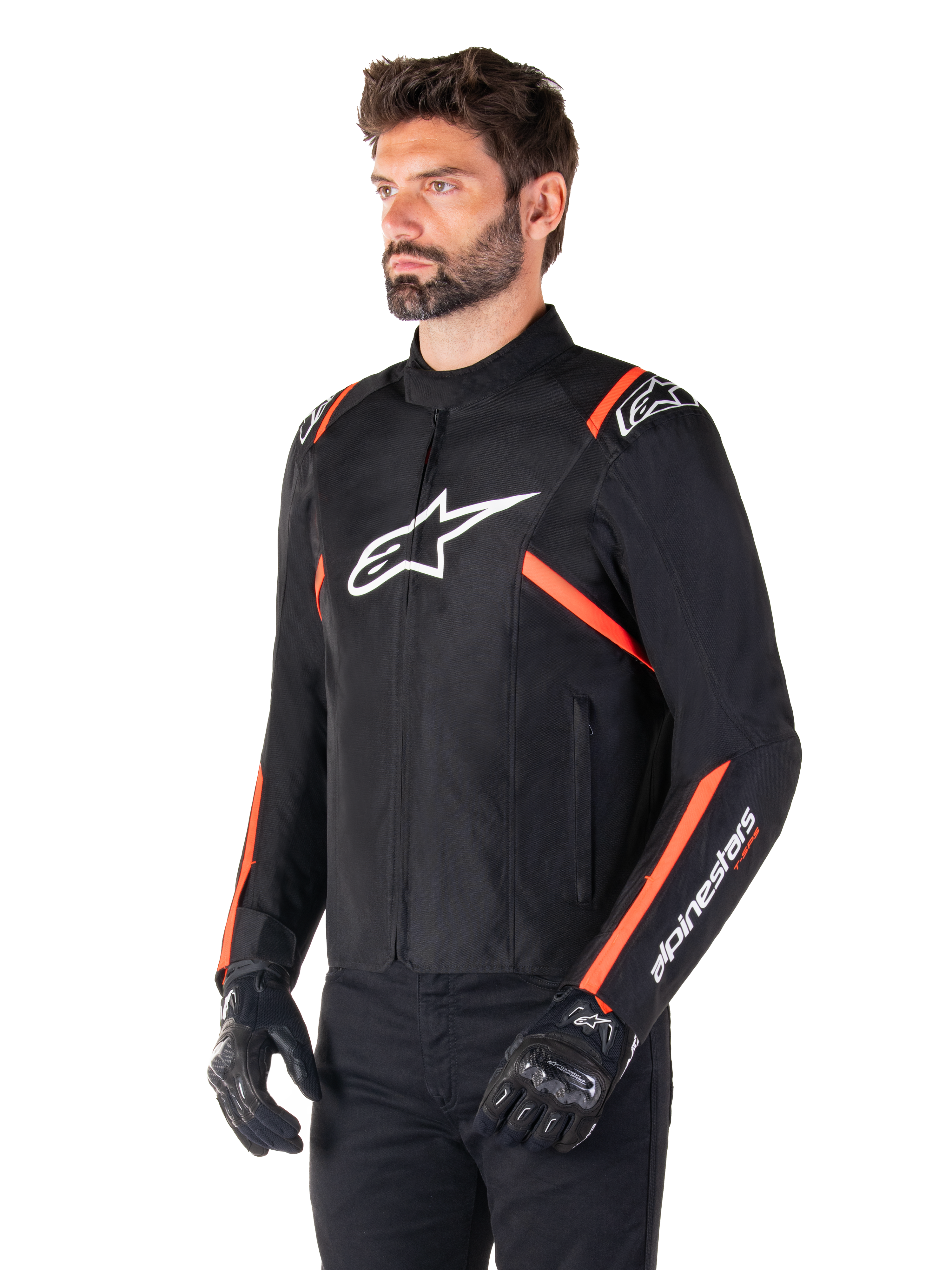 Veste imperméable Alpinestars T-SPS V2, noir, blanc et rouge fluo, portée par un mannequin homme avec des gants et un pantalon noirs, arborant un logo Alpinestars blanc sur la poitrine et des accents rouge fluo sur les épaules et les manches, design textile sportif