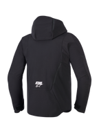 Veste Alpinestars Aeroshell Waterproof, noire, vue arrière présentant la capuche intégrée et le logo ASTARS blanc sur le bas du dos, veste de moto softshell moderne avec conception technique imperméable