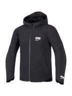 Veste imperméable Alpinestars Aeroshell, noire, vue de face d'une veste de moto à capuche arborant le logo ASTARS blanc sur la poitrine et le poignet, finition textile épurée avec fermeture éclair avant imperméable
