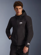 Veste imperméable Alpinestars Aeroshell, sweat à capuche de moto en softshell noir, logo ASTARS blanc sur la poitrine et le poignet, design épuré avec capuche intégrée et fermeture éclair imperméable, équipement moderne d'inspiration sportive pour la conduite urbaine