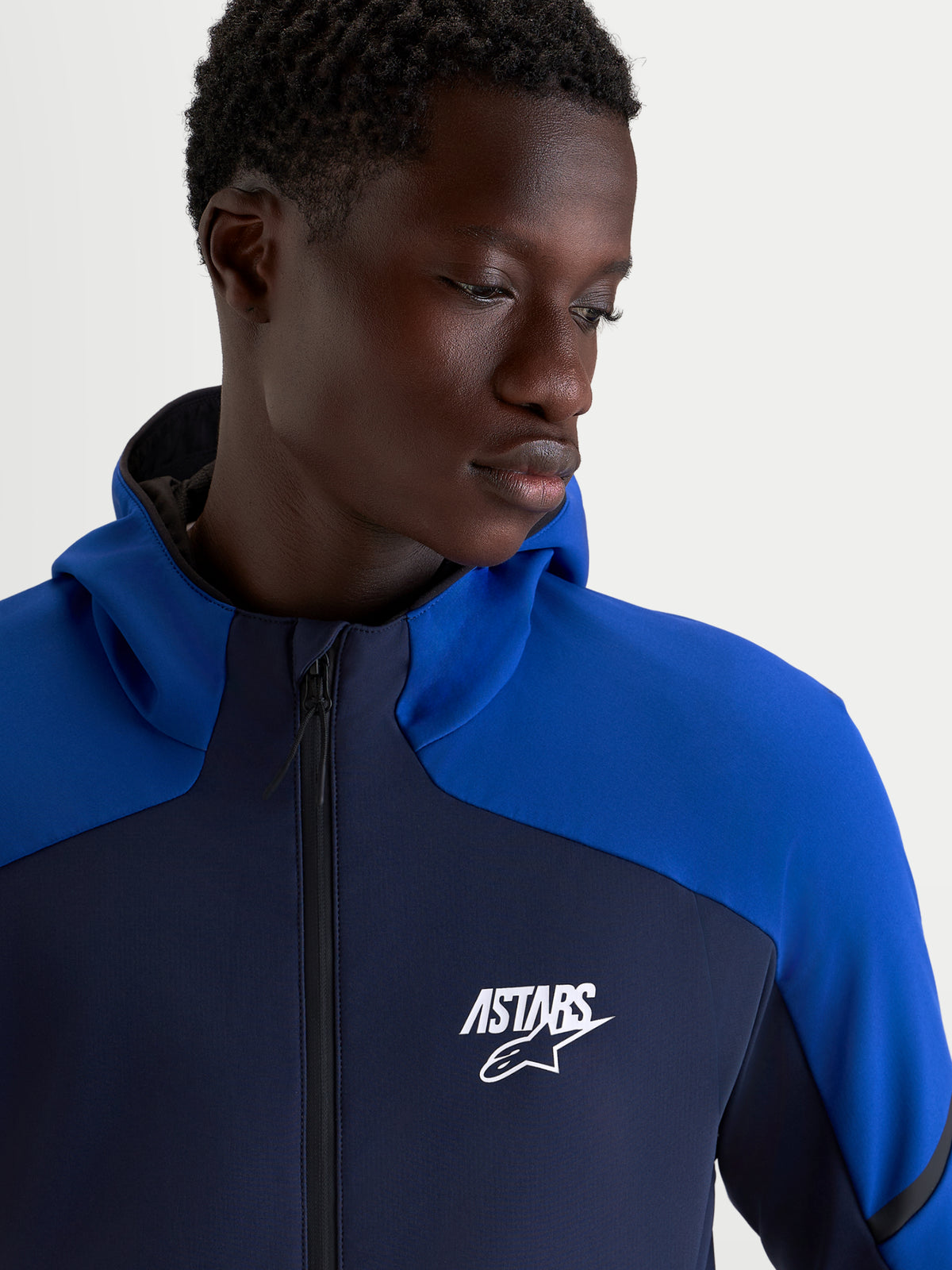 Alpinestars Aeroshell Wp veste, blouson de moto sport pour homme bleu marine et bleu vif avec logo ASTARS blanc, portée par un pilote