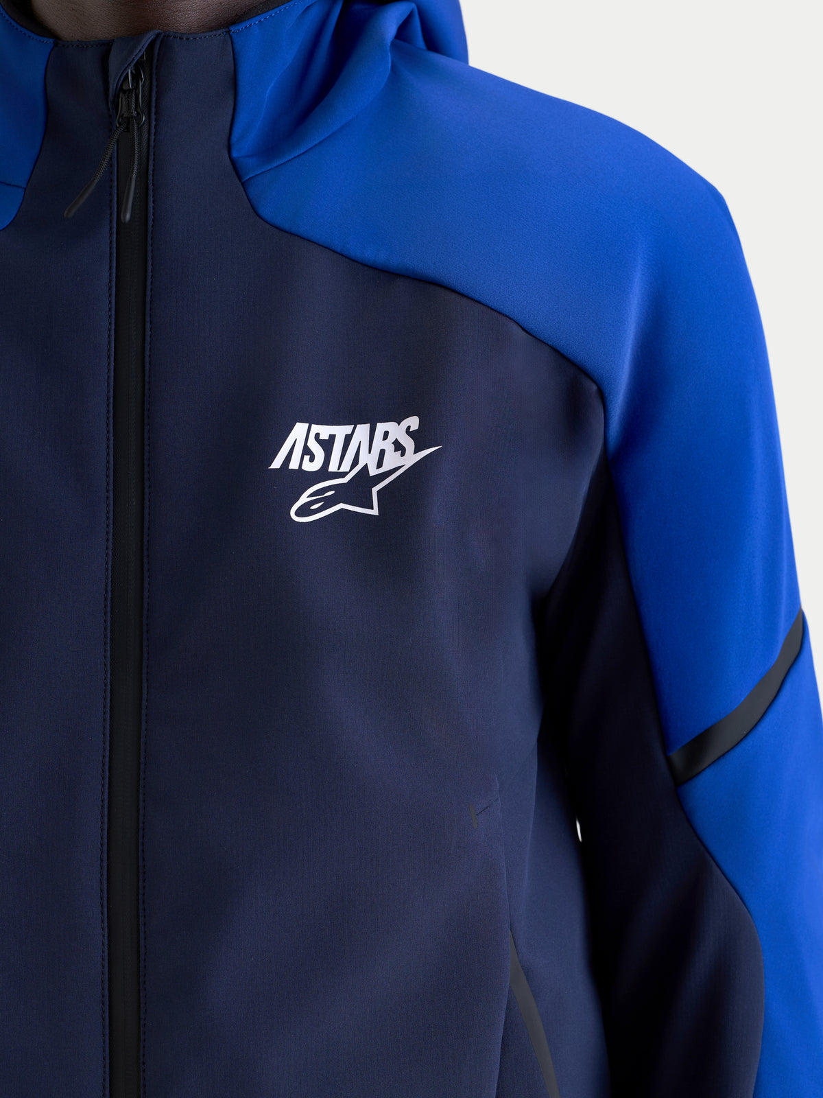 Alpinestars Veste Aeroshell Wp, veste de moto étanche pour homme, bleu marine et bleu vif, vue rapprochée avec logo Astars blanc sur la poitrine et fermeture zippée imperméable
