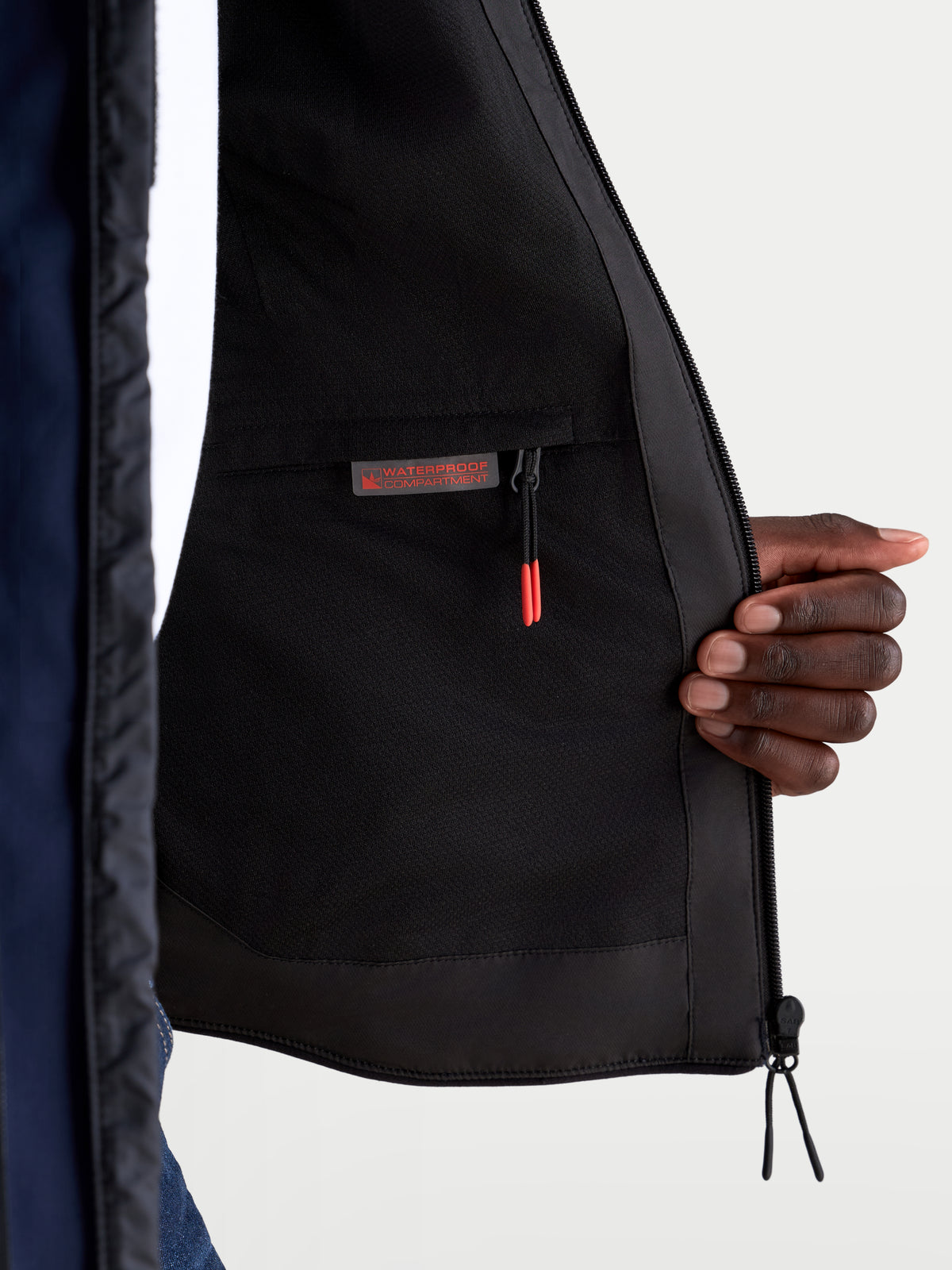 Alpinestars Aeroshell Wp Veste, vue rapprochée de la doublure intérieure montrant le compartiment étanche et la poche zippée, bleu nuit et noir