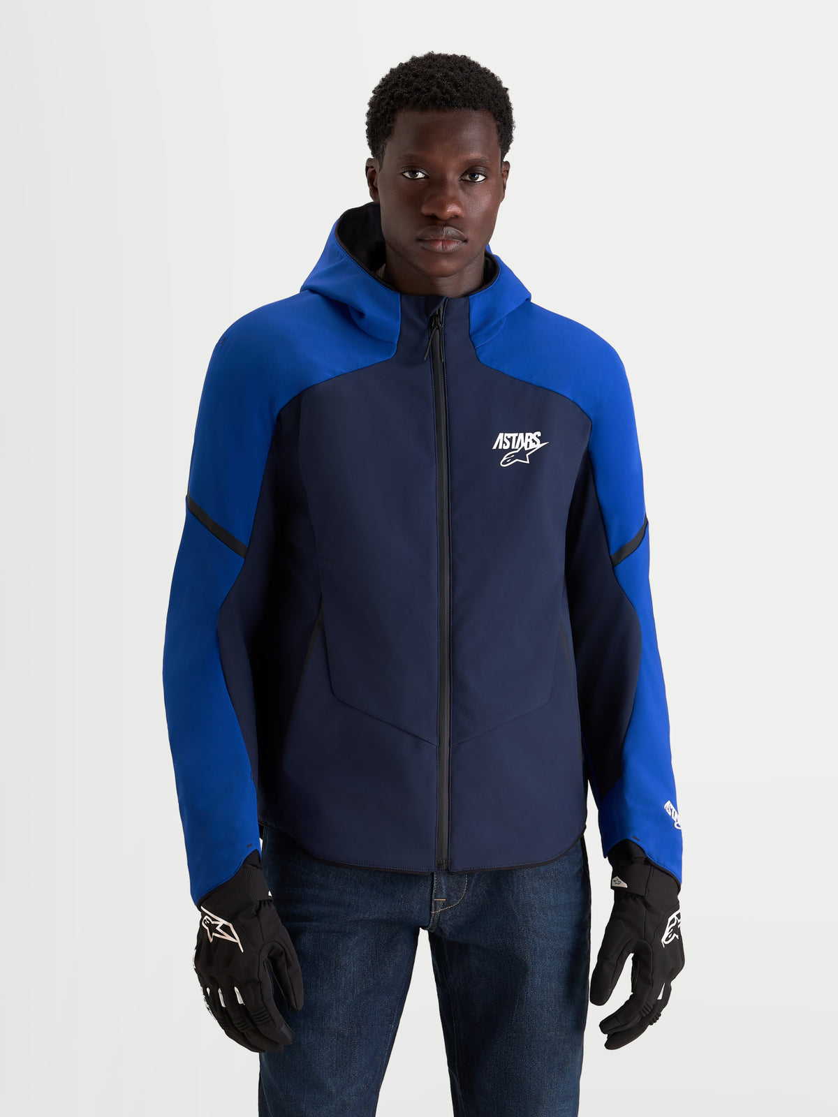 Alpinestars Aeroshell Wp, veste de moto softshell imperméable pour homme, bleu marine et bleu vif avec capuche, portée par un modèle