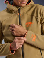 Veste imperméable Alpinestars Aeroshell, kaki foncé et orange fluo, gros plan sur l'avant et la manche présentant des logos ASTARS orange, des liserés orange sur la capuche et les poignets, et une fermeture éclair imperméable noire.