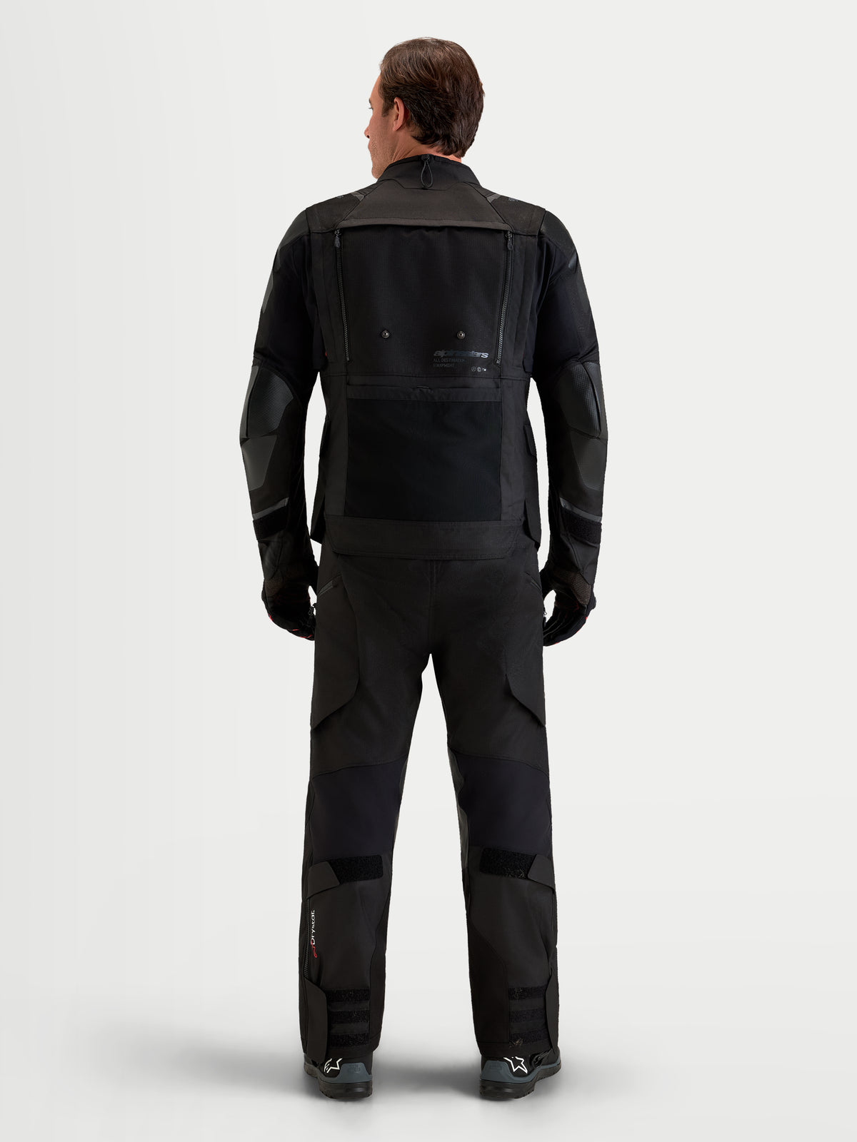 Alpinestars Harok V2 Drystar Gear Set, tenue complète de moto adventure pour homme noire, vue de dos sur un modèle portant un équipement de protection toutes saisons