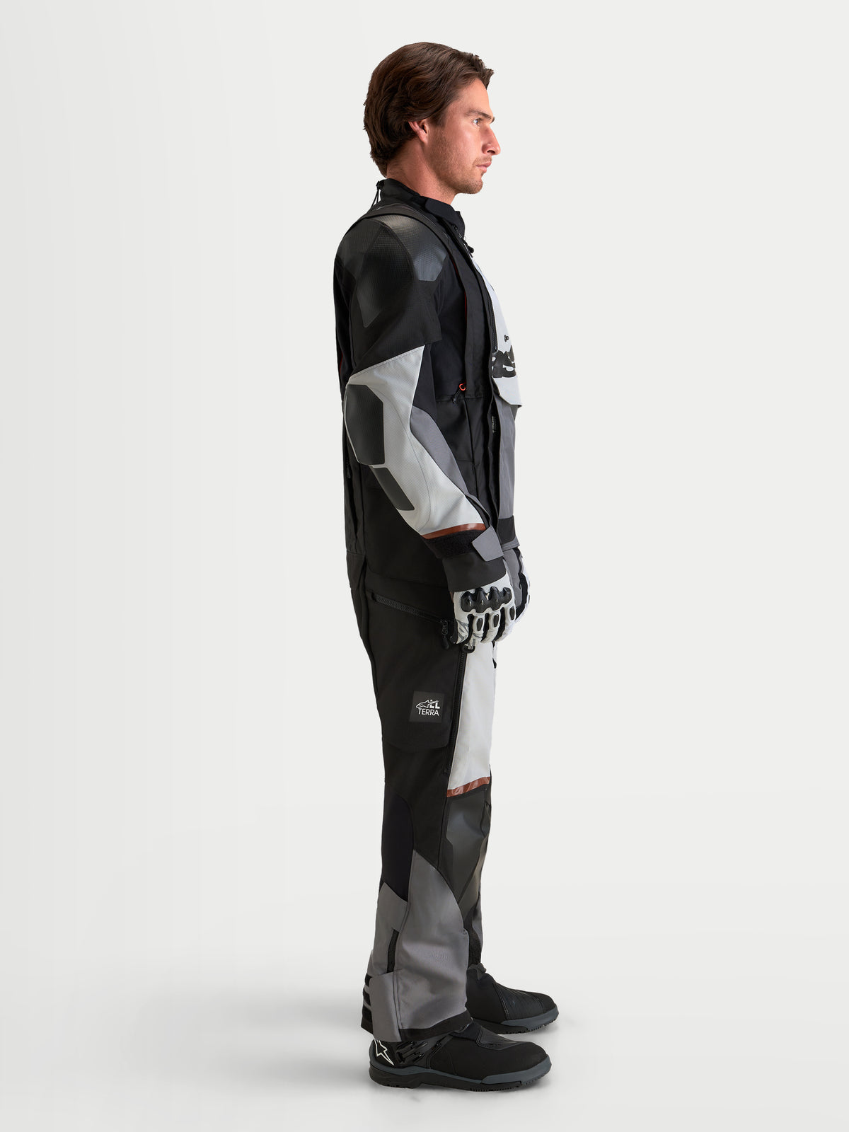 Harok V2 Drystar Veste d'Alpinestars, veste de moto adventure pour homme en gris foncé, gris glacier et noir, vue de profil portée par un modèle