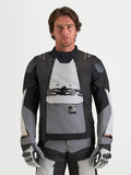 Alpinestars Harok V 2 Drystar, veste de moto adventure pour homme en gris foncé, gris glacier et noir, portée par un modèle