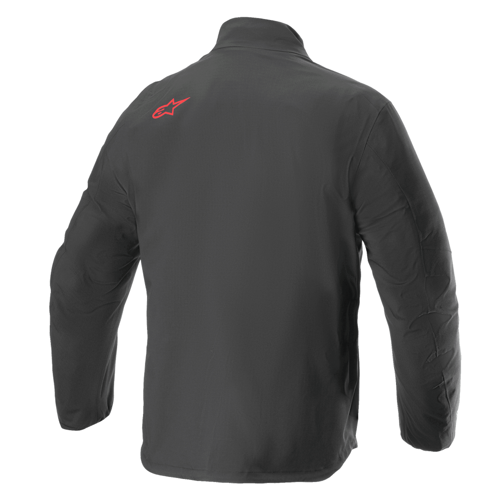 Veste Alpinestars AMT Storm Gear Drystar® XF, veste de moto imperméable, noire, vue de dos présentant un logo Alpinestars rouge sur le haut de l'épaule, construction en textile ripstop durable avec dos allongé pour une couverture étendue.