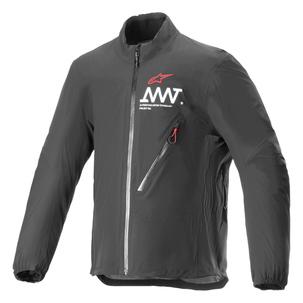 Veste Alpinestars AMT Storm Gear Drystar XF, noire, veste de moto imperméable et respirante, avec col haut, poche de poitrine zippée en diagonale avec tirette rouge et logo AMT blanc sur la poitrine