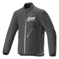 Veste Alpinestars AMT Storm Gear Drystar XF, noire, veste de moto imperméable et respirante, avec col haut, poche de poitrine zippée en diagonale avec tirette rouge et logo AMT blanc sur la poitrine