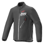 Veste Alpinestars AMT Storm Gear Drystar XF, noire, veste de moto imperméable et respirante, avec col haut, poche de poitrine zippée en diagonale avec tirette rouge et logo AMT blanc sur la poitrine