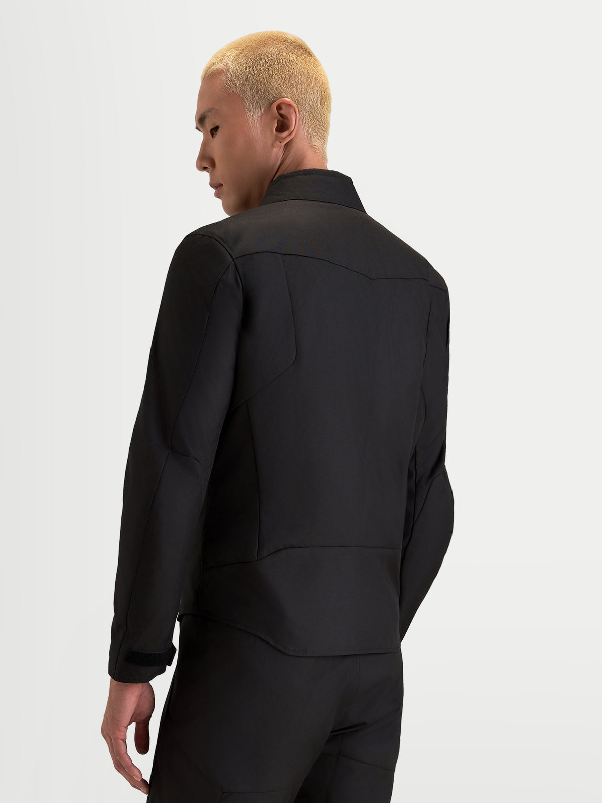 Alpinestars Veste C-1 Waterproof, blouson de moto urbain pour homme noir, vue de trois quarts arrière montrant le col souple et le design de dos porté par un modèle