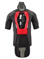 Cartouche de rechange pour airbag Alpinestars Tech-Air® 5 Plasma, présentée à l'intérieur d'un gilet Tech-Air® 5 Plasma, vêtement noir avec une structure interne en nid d'abeille rouge vif, comprenant la bouteille de gaz argon et l'unité électronique, équipement de sécurité technique pour moto.