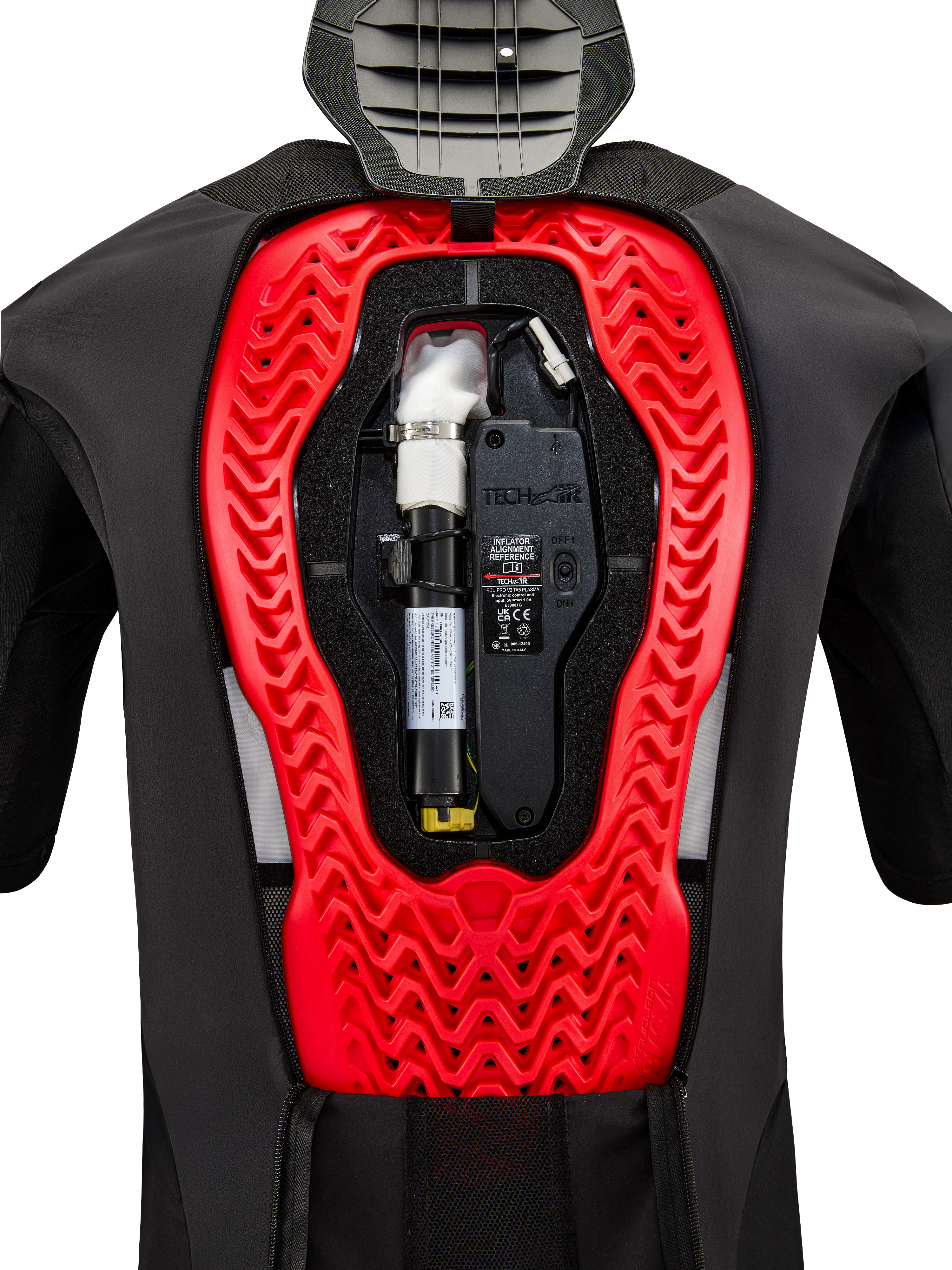 Système d'airbag Alpinestars Tech-Air 5 Plasma, vue interne montrant la cartouche de rechange noire installée et l'unité de contrôle électronique, intégrée dans une protection dorsale Nucleon Plasma rouge vif à l'intérieur d'un gilet de protection noir