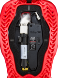 Alpinestars Tech-Air® 5 Plasma, cartouche de remplacement pour airbag, accessoire pour système airbag, rouge et noir, vue interne détaillée montrant la cartouche d'argon blanche avec collier argenté, l'unité de contrôle électronique avec interrupteur ON/OFF et la coque extérieure rouge à motifs ondulés.