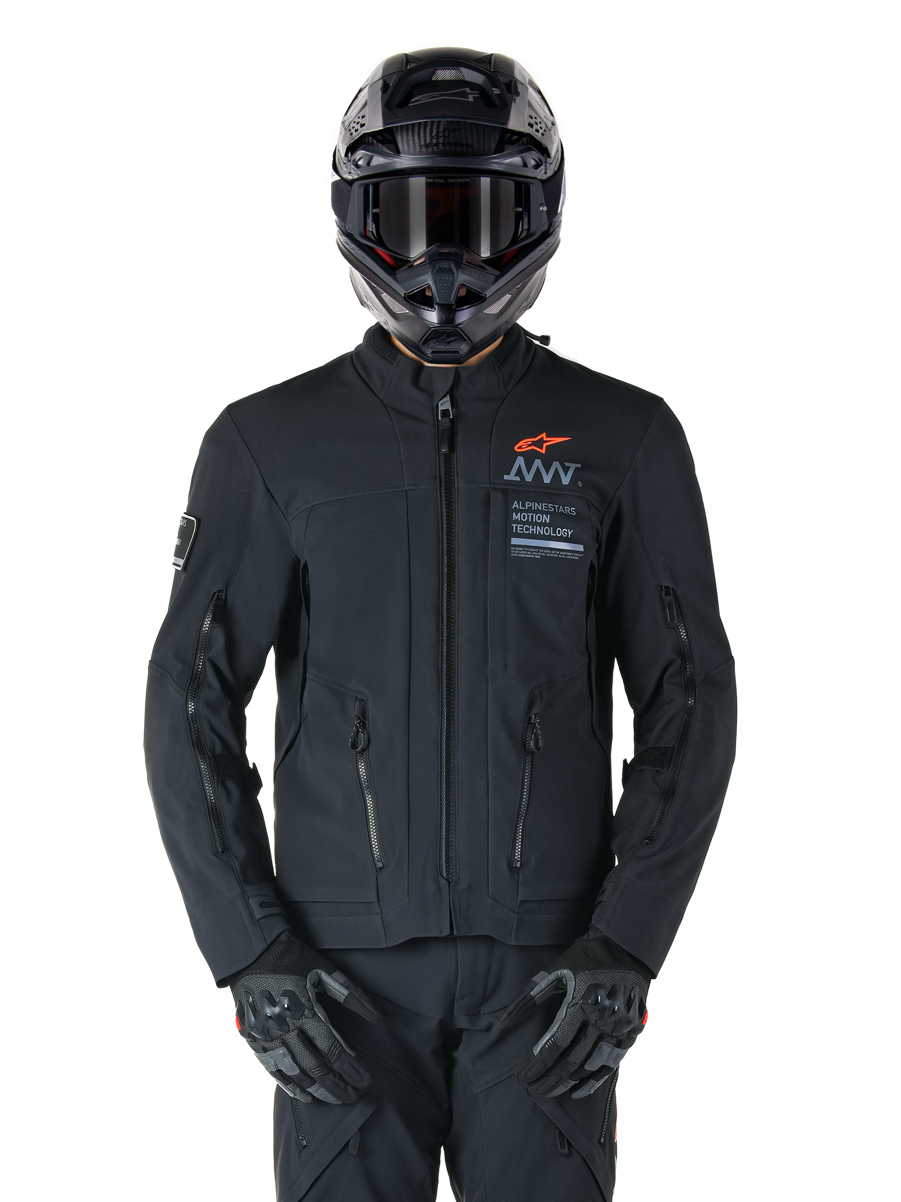 Veste Alpinestars AMT-8 Stretch Drystar® XF, veste de moto noire, avec logo Alpinestars orange et marquage AMT gris, col haut avec fermeture éclair frontale et ventilations, portée avec un casque et des gants noirs, équipement de protection pour le touring d'aventure
