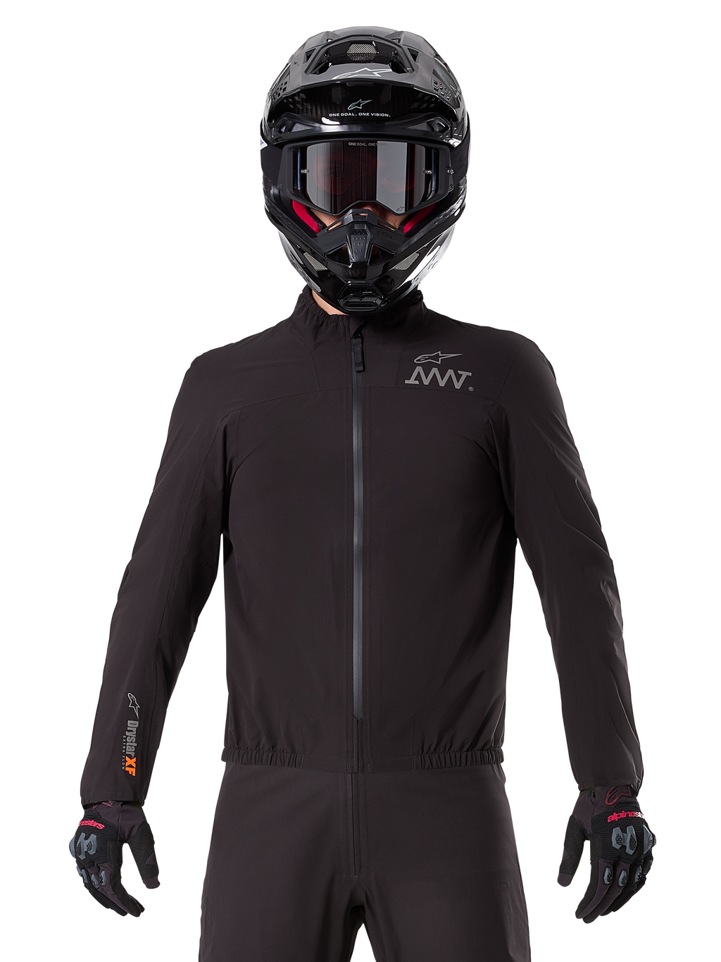 Doublure Alpinestars AMT-8 Stretch Drystar® XF, doublure de moto imperméable noire, dotée d'une fermeture éclair frontale et d'une taille élastiquée, logo AMT sur la poitrine et marquage Drystar XF sur la manche, portée avec un casque et des gants noirs.
