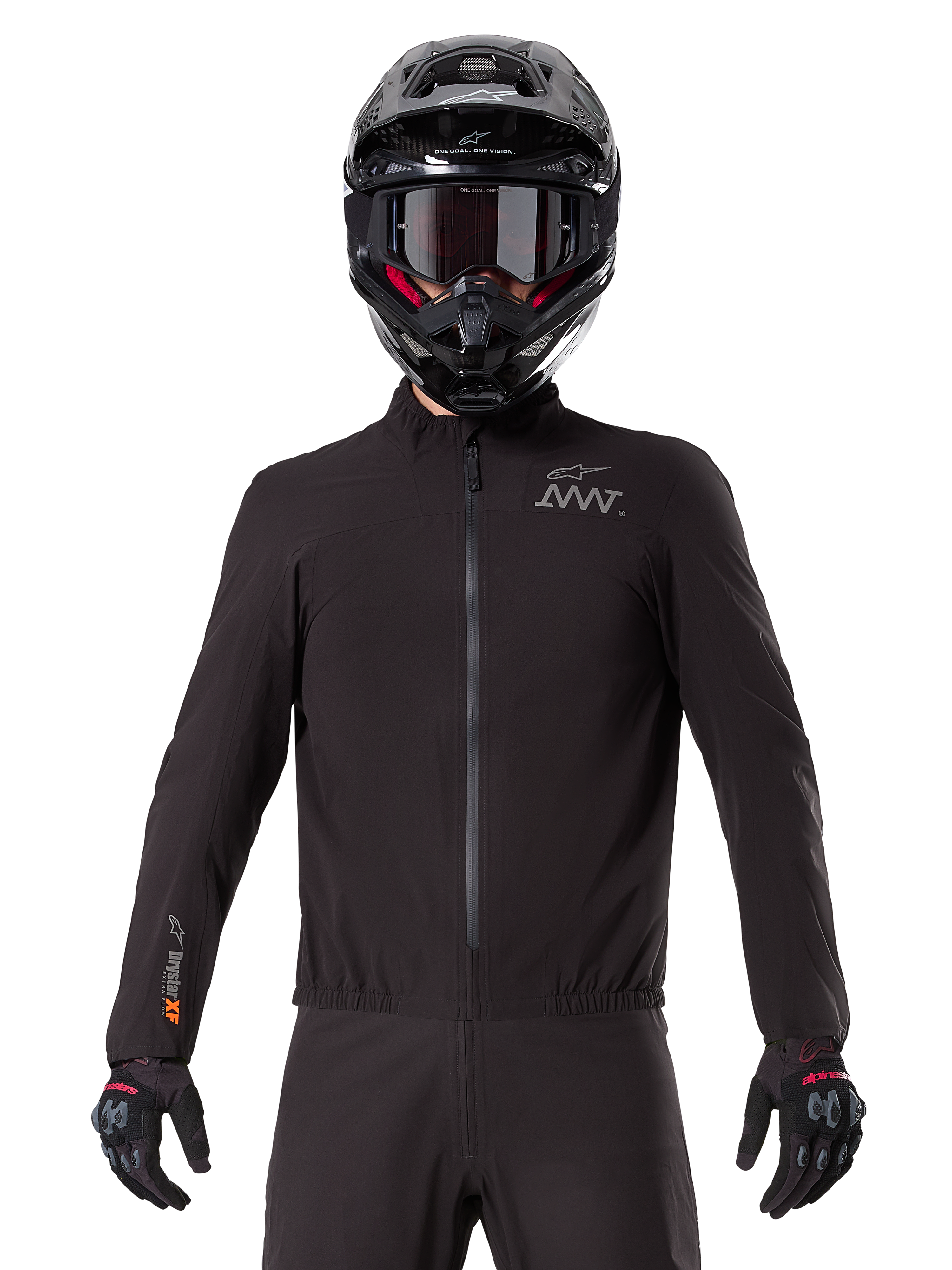 Doublure Alpinestars AMT-8 Stretch Drystar® XF, doublure de moto imperméable noire, dotée d'une fermeture éclair frontale et d'une taille élastiquée, logo AMT sur la poitrine et marquage Drystar XF sur la manche, portée avec un casque et des gants noirs.