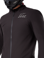 Doublure de veste Alpinestars AMT-8 Stretch Drystar® XF, couche extensible noire imperméable et coupe-vent, vêtement technique compactable pour la moto d'aventure