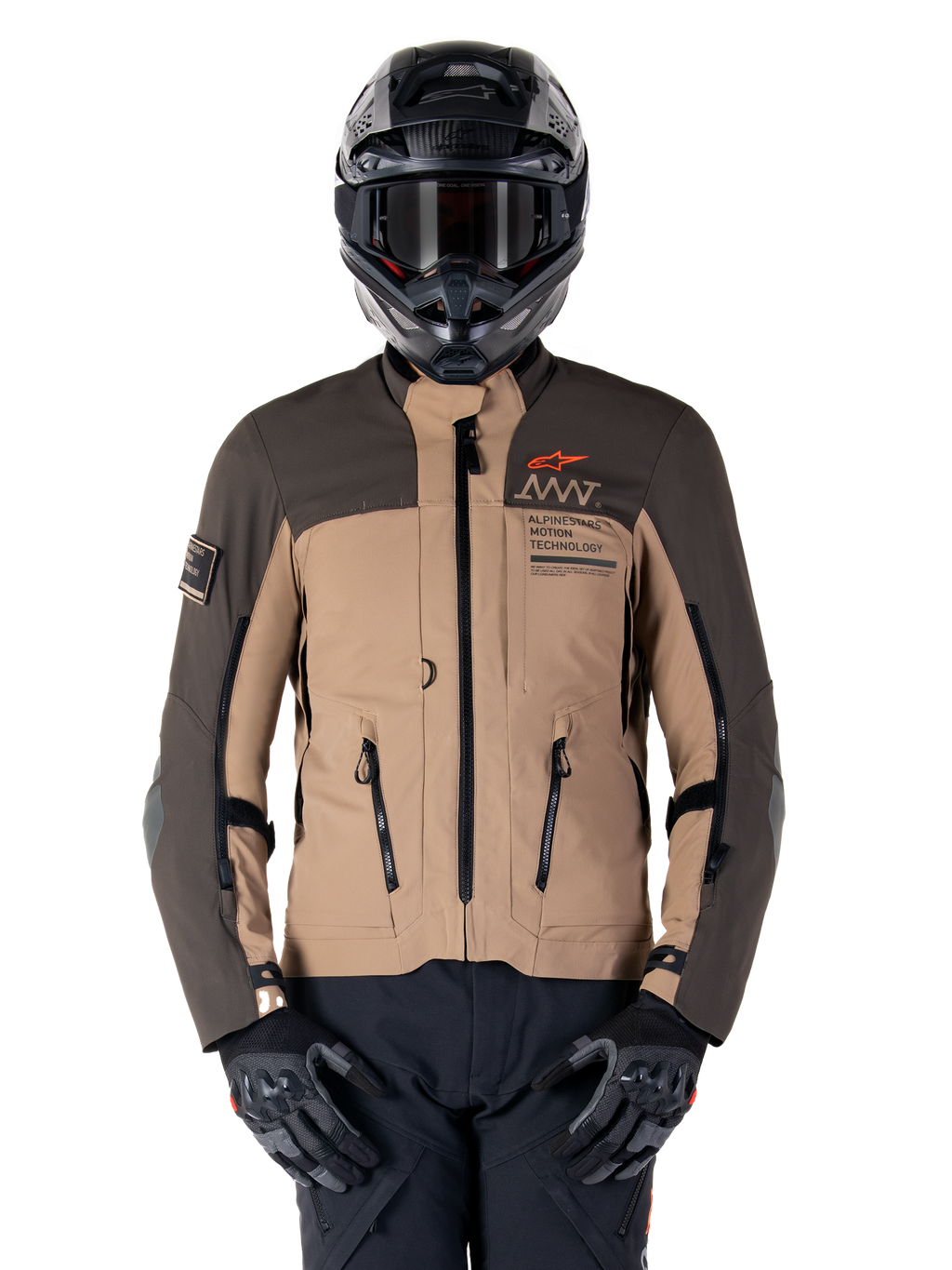 Veste Alpinestars AMT-8 Stretch Drystar XF, veste de moto d'aventure touring, kaki foncé et marron foncé, avec logo Astars orange et fermetures éclair noires, portée avec un casque d'aventure noir et des gants noirs, tenue de moto complète