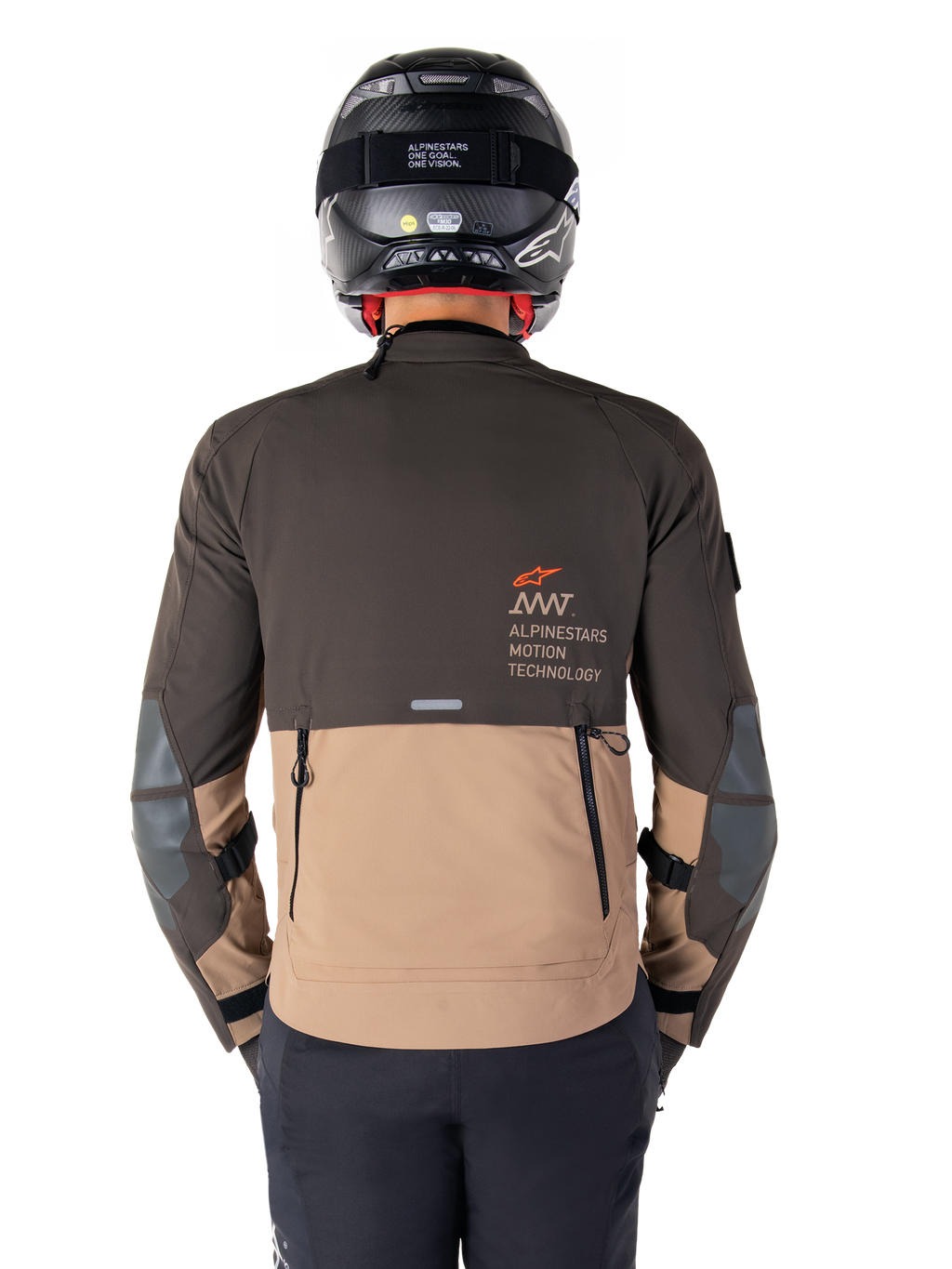 Veste Alpinestars AMT-8 Stretch Drystar® XF, vue arrière, design bicolore marron foncé et kaki foncé, avec marquage Alpinestars Motion Technology, poche cargo arrière zippée et panneaux de protection aux coudes, équipement de moto aventure touring