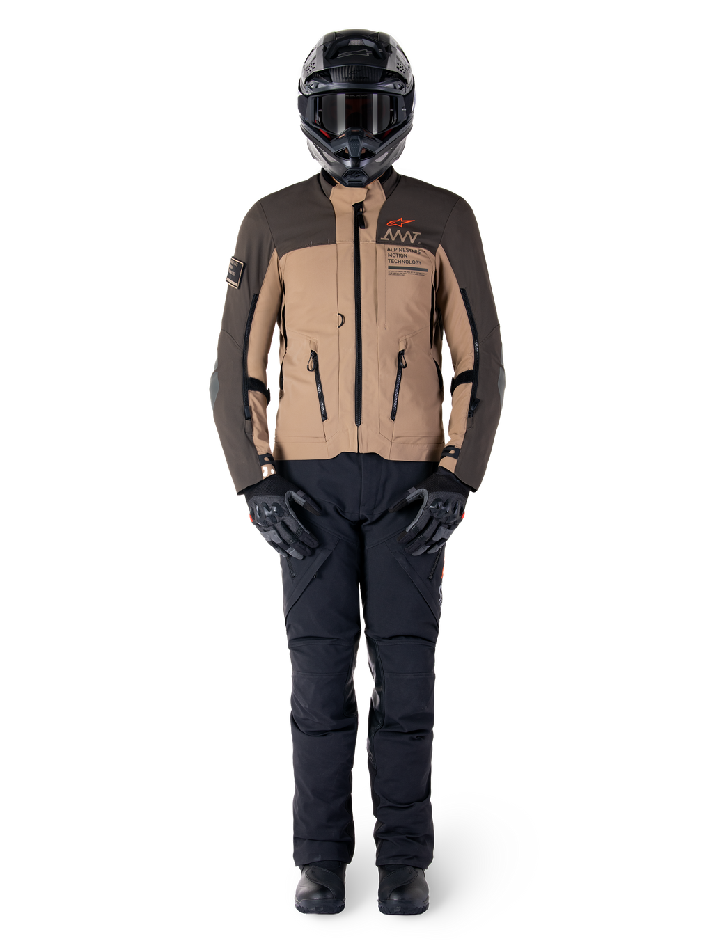 Veste Alpinestars AMT-8 Stretch Drystar® XF, veste de moto adventure, brun foncé et kaki foncé, portée avec un casque noir, un masque, des gants noirs, un pantalon noir et des bottes noires, dotée d'orifices de ventilation sur la poitrine et du marquage AMT, équipement coordonné pour le touring d'aventure