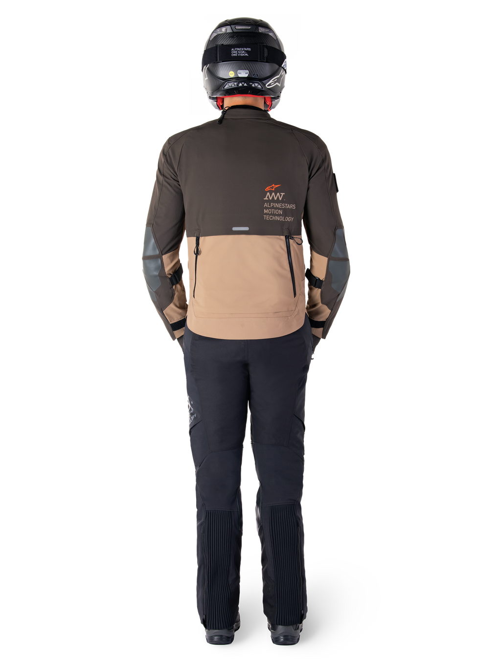 Veste Alpinestars AMT-8 Stretch Drystar® XF, veste Adventure Touring, brun foncé et kaki foncé, vue arrière montrant le marquage Alpinestars Motion Technology dans le dos, portée avec un pantalon noir et un casque intégral noir, textile extensible haute performance pour équipement de moto d'aventure