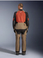 Veste Alpinestars Andes V4 Drystar®, Walnut Rust Black, vue arrière d'une veste de touring moto avec empiècement supérieur rouille et partie inférieure couleur noyer, portée avec un pantalon d'aventure assorti et des bottes noires