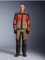 Veste Alpinestars Andes V4 Drystar®, veste de moto d'aventure, Walnut Rust Black, portée avec un pantalon et des gants assortis, design multicolore avec des panneaux orange rouille et brun noyer, équipement textile durable pour la conduite tout-terrain