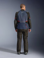 Veste Alpinestars Andes V4 Drystar®, vue de dos, bleu Night Navy et Mood Indigo avec panneaux noirs et accents rouges, portée avec un pantalon noir assorti, avec le logo Alpinestars sur le haut du dos et une grande fermeture éclair pour le compartiment arrière.