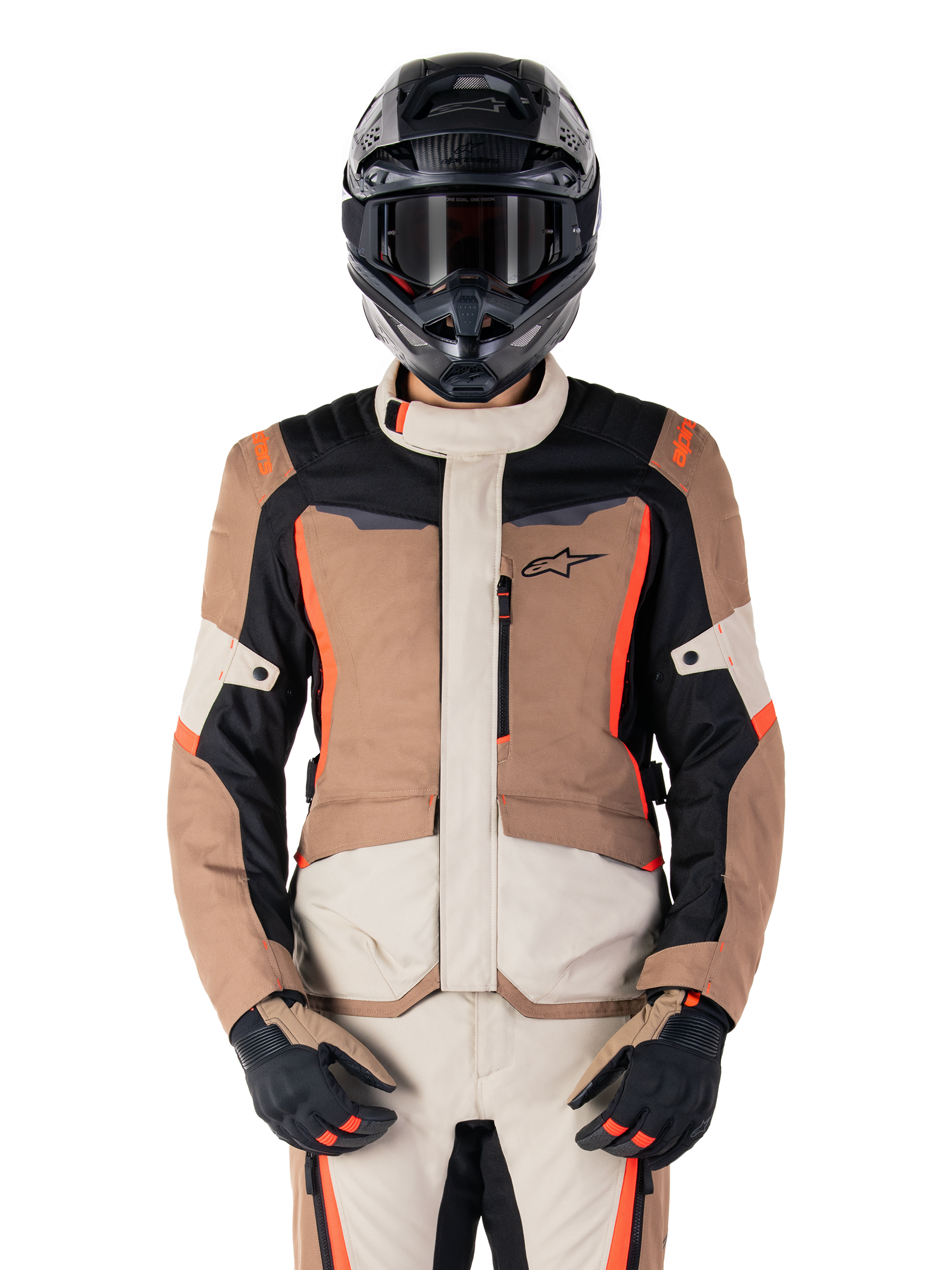 Alpinestars ST-1 Waterproof Jacket, veste de touring aventure, kaki foncé et sable avec accents noir et rouge fluo, portée avec un pantalon assorti, un casque d'aventure noir et des gants, équipement de protection imperméable pour rouler par tous les temps