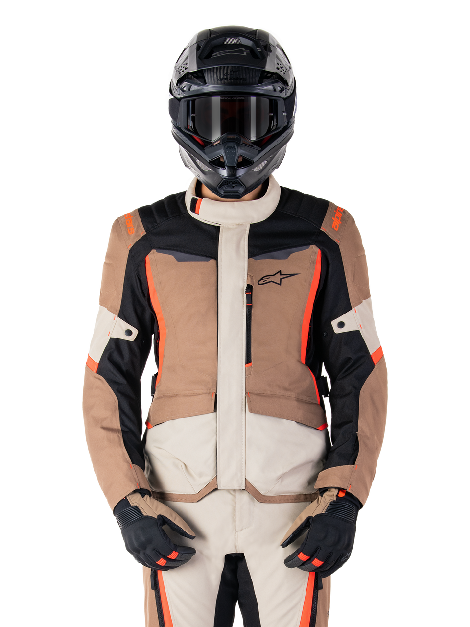 Alpinestars ST-1 Waterproof Jacket, veste de moto imperméable pour touring, beige avec détails noirs et orange, portée avec pantalon assorti et casque noir, équipement de protection moderne