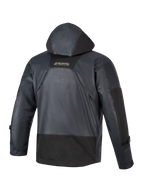 Veste imperméable Alpinestars Mospher, parka de moto, noire, vue arrière montrant la capuche intégrée et la construction en tissu ripstop, marquage MO.ST.EQ sur le haut du dos, design urbain tactique pour rouler par tous les temps