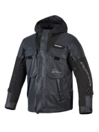 Veste Mospher Waterproof Alpinestars, parka de moto noire, design tactique utilitaire avec de multiples grandes poches, construction en textile ripstop, capuche intégrée, logos Alpinestars blancs sur la manche et la poitrine