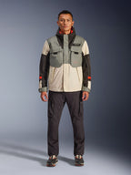 Veste imperméable Alpinestars Mospher WP en Fur Gray Black Ice, parka de moto de style tactique portée par un mannequin homme avec un pantalon cargo sombre, design multi-poches avec empiècements gris, crème et noirs, équipement de conduite pour motard urbain