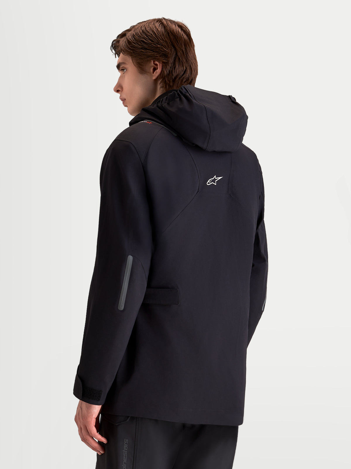Alpinestars Veste C 7 Drystar XF, blouson de moto urbain contemporain pour homme en noir, vue arrière sur un modèle montrant la capuche intégrée et les détails réfléchissants