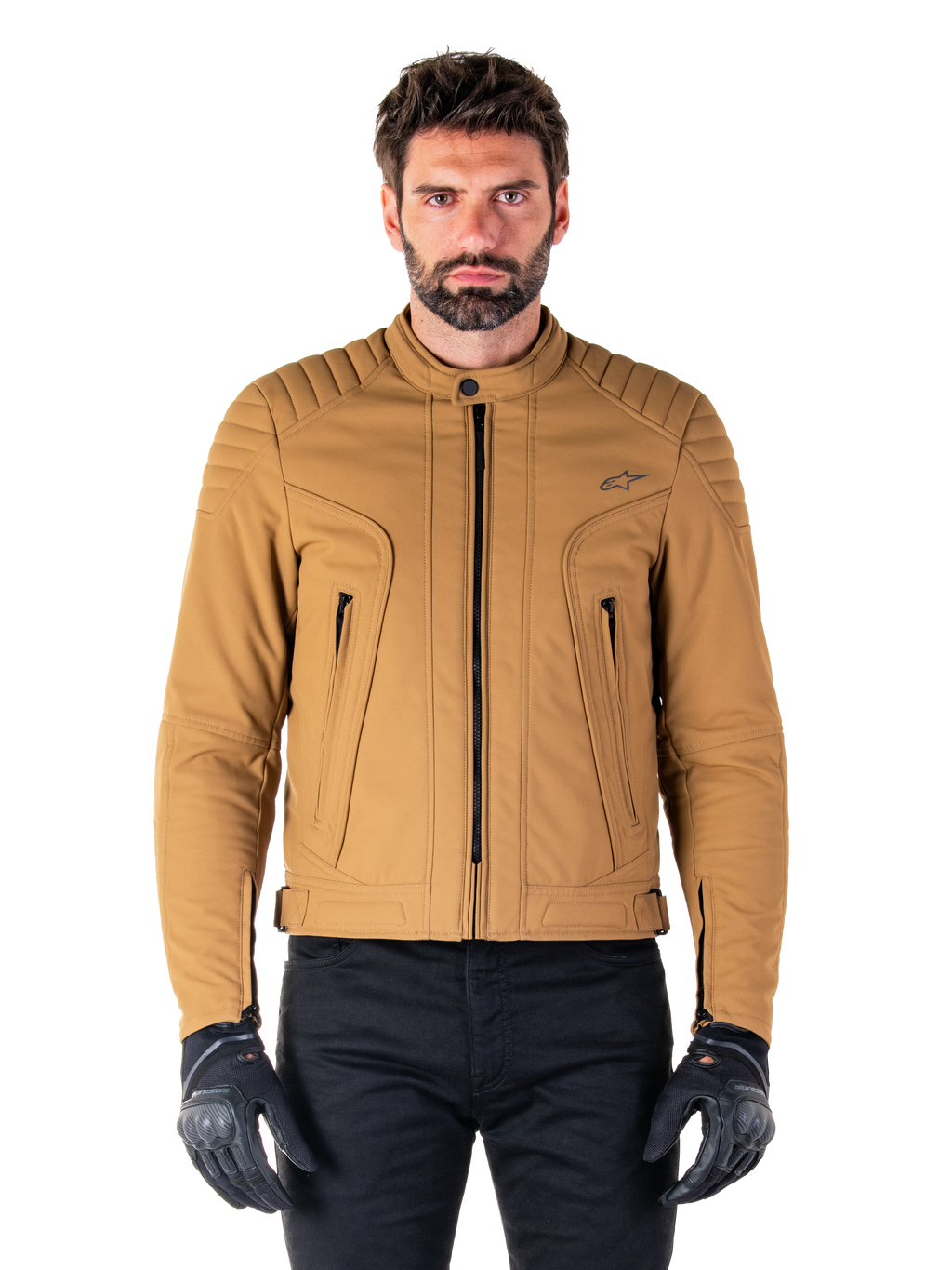 Alpinestars Clayton WR Jacket, veste de moto urbaine, Utility Brown Light Gold, textile déperlant avec épaules matelassées et rembourrées, col motard montant, détails de fermetures éclair noires et logo sur la poitrine, portée avec des gants de protection et un pantalon noirs