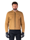 Alpinestars Clayton WR Jacket, veste de moto urbaine, Utility Brown Light Gold, textile déperlant avec épaules matelassées et rembourrées, col motard montant, détails de fermetures éclair noires et logo sur la poitrine, portée avec des gants de protection et un pantalon noirs