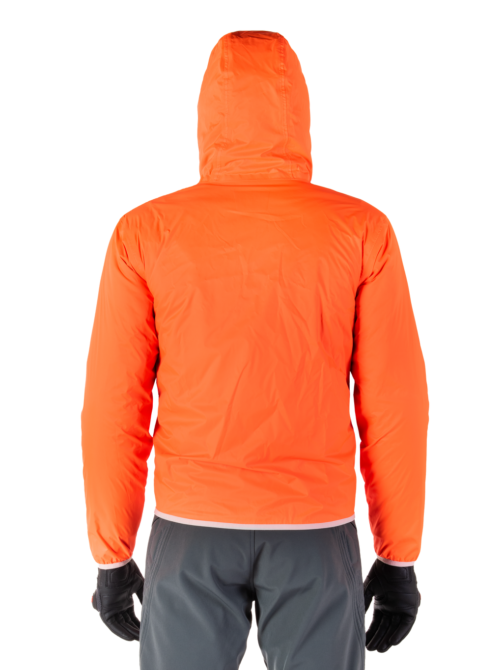 Veste Alpinestars Mohobbs Waterproof, housse de pluie compressible orange fluo vif, vue arrière de la veste légère à capuche, portée avec un pantalon de moto gris foncé et des gants noirs