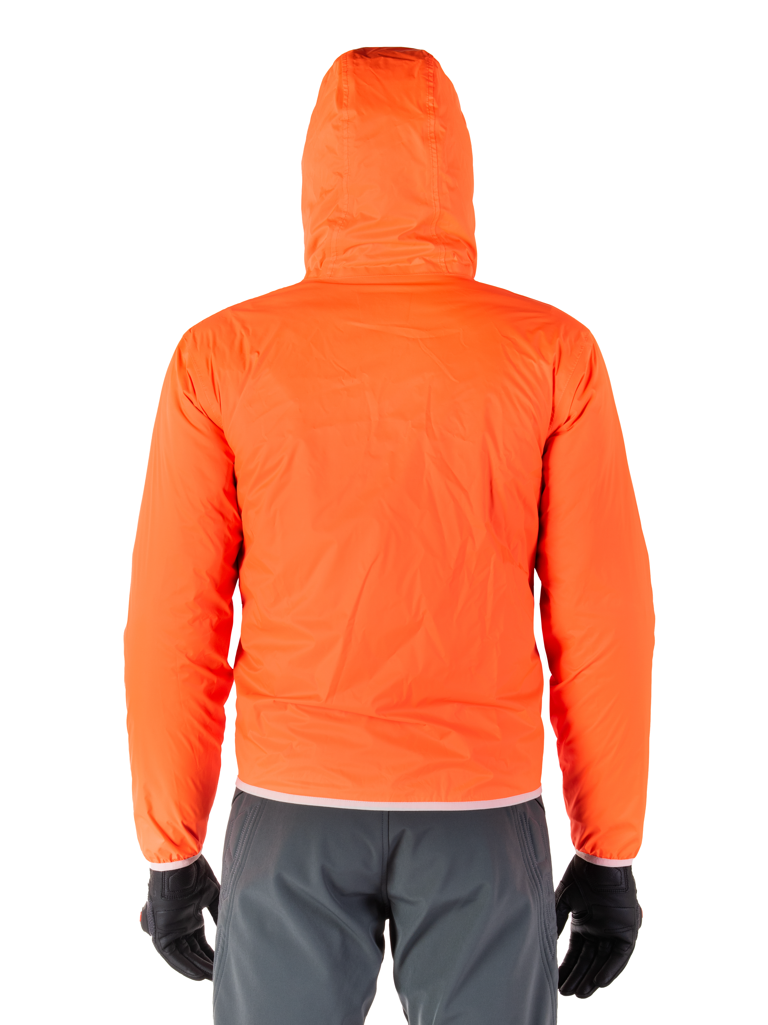 Veste Alpinestars Mohobbs Waterproof, housse de pluie compressible orange fluo vif, vue arrière de la veste légère à capuche, portée avec un pantalon de moto gris foncé et des gants noirs
