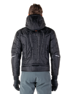 Veste Alpinestars Mohobbs Waterproof, noire, vue de dos montrant la construction matelassée rembourrée, mot-symbole 'astars' vertical au dos, capuche relevée, style moto streetwear contemporain
