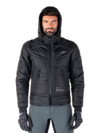 Veste Alpinestars Mohobbs Waterproof, blouson de moto aviateur matelassé noir, modèle à capuche avec logo étoile blanc sur la poitrine, fermeture éclair centrale, style streetwear urbain pour motards