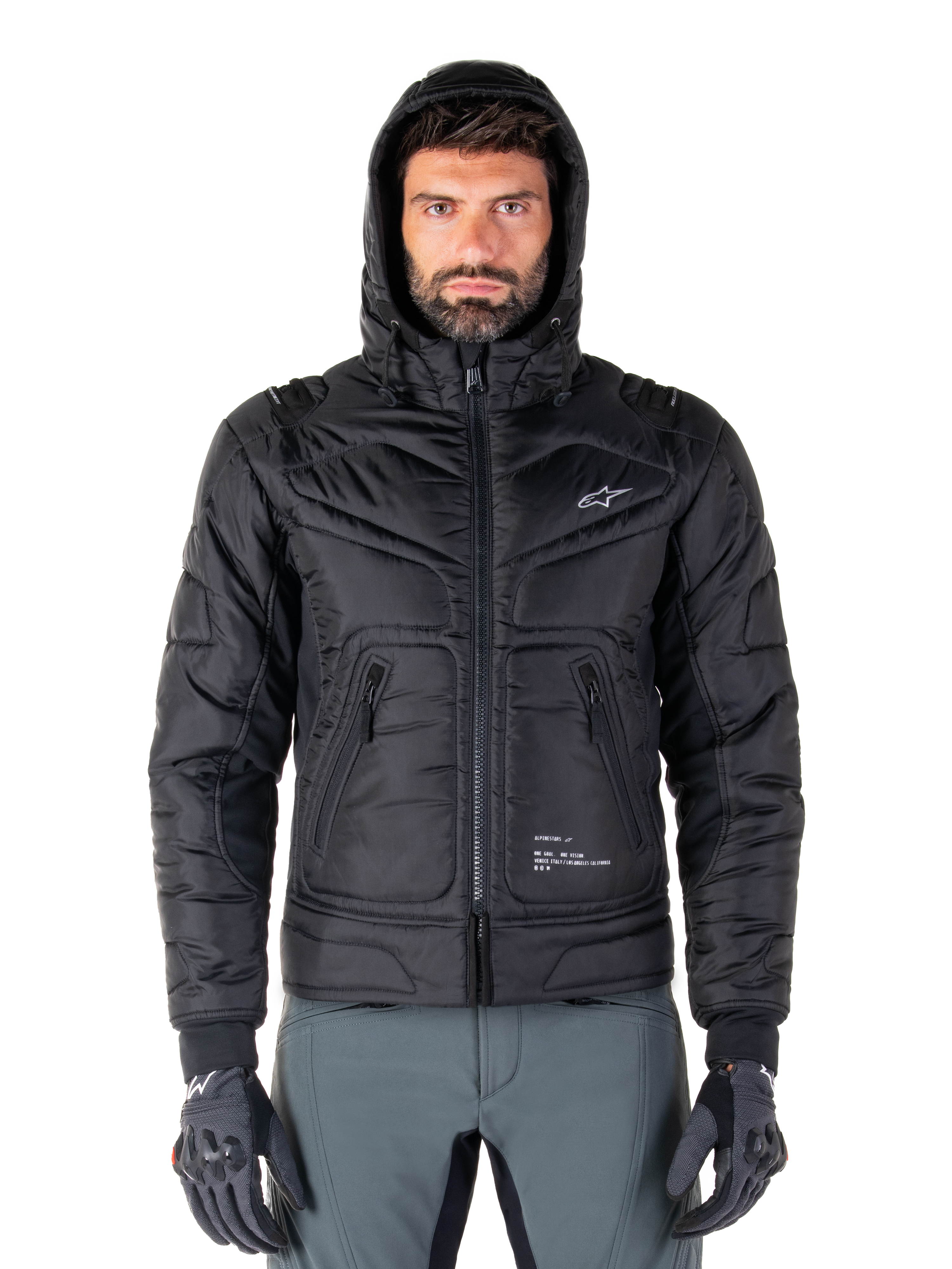 Veste Alpinestars Mohobbs Waterproof, blouson de moto aviateur matelassé noir, modèle à capuche avec logo étoile blanc sur la poitrine, fermeture éclair centrale, style streetwear urbain pour motards