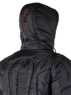 Veste Alpinestars Mohobbs Waterproof, blouson aviateur de moto rembourré, noir et orange fluo, texture matelassée avec isolation rembourrée, comprend une capuche et une fermeture éclair frontale, style streetwear urbain contemporain pour la conduite
