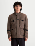 Alpinestars Altan Drystar Veste, veste de moto urbaine contemporaine pour homme marron, vue de face portée par un modèle montrant des poches de rangement de type veste de campagne et un col montant