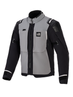 Veste Alpinestars Andes Pro Drystar® XF, veste de moto d'aventure, gris foncé et noir, dotée de panneaux de poitrine gris avec manches et côtés noirs, marquage 'ALL TERRA' sur la poitrine, logo Alpinestars sur les épaules, construction en textile technique avec fermetures éclair de ventilation et poignets ajustables