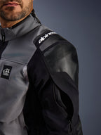 Veste Alpinestars Andes Pro Drystar® XF, veste de moto Adventure, gris foncé et noir, vue rapprochée de l'épaule renforcée avec logo Alpinestars, écusson « TERRA » et ventilation zippée sur la manche sur coque en textile technique.