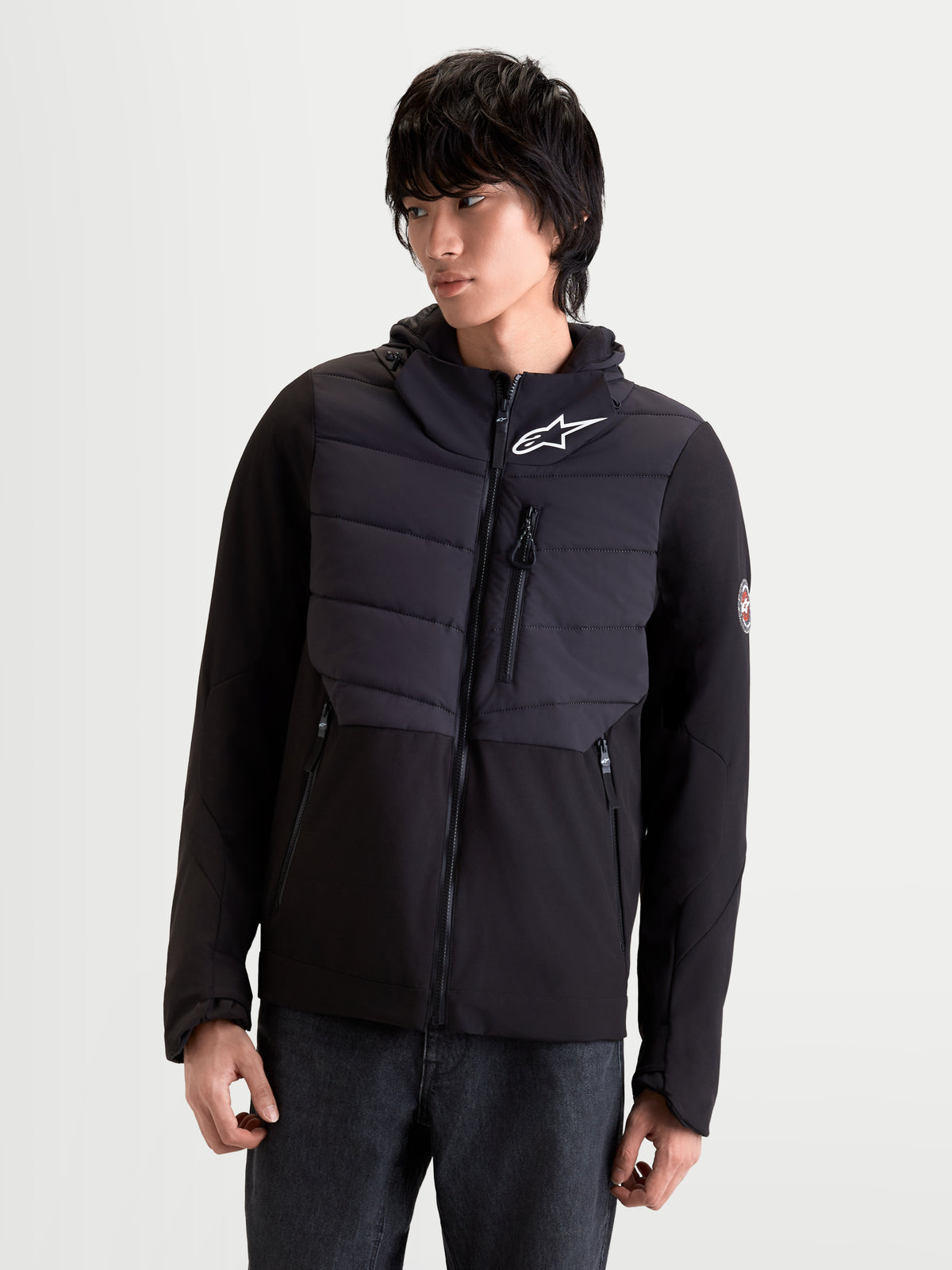 Alpinestars Therma Tech WP Veste, veste de moto urbaine contemporaine pour homme noire, vue de face sur un modèle portant la veste textile isolante avec capuche