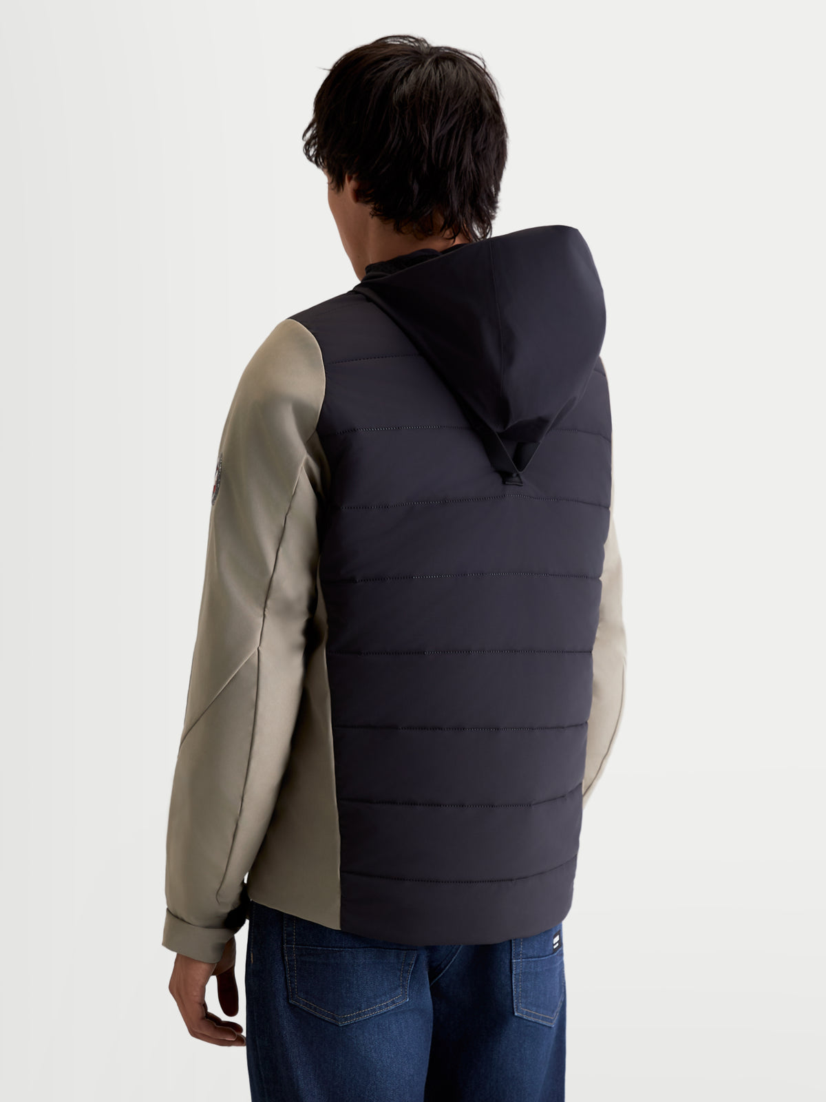 Alpinestars Therma Tech Wp Veste, veste de moto urbaine et contemporaine pour homme, noire et vert olive, vue de dos montrant la construction matelassée et le système de capuche intégré portés par un modèle